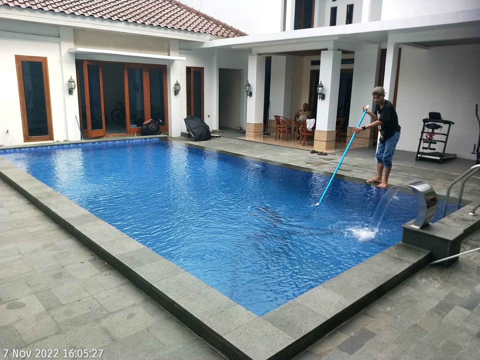 bintik karat kolam renang
