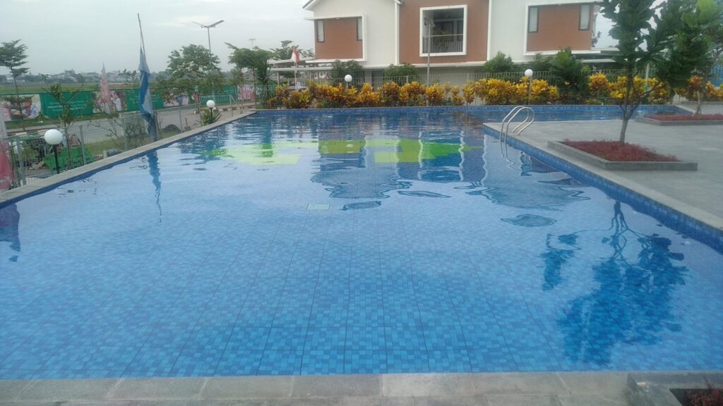 merawat kolam renang hotel