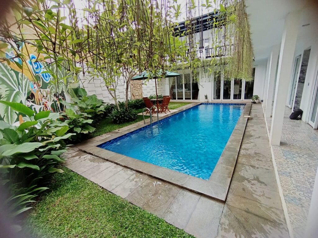 Vertikal garden kolam renang