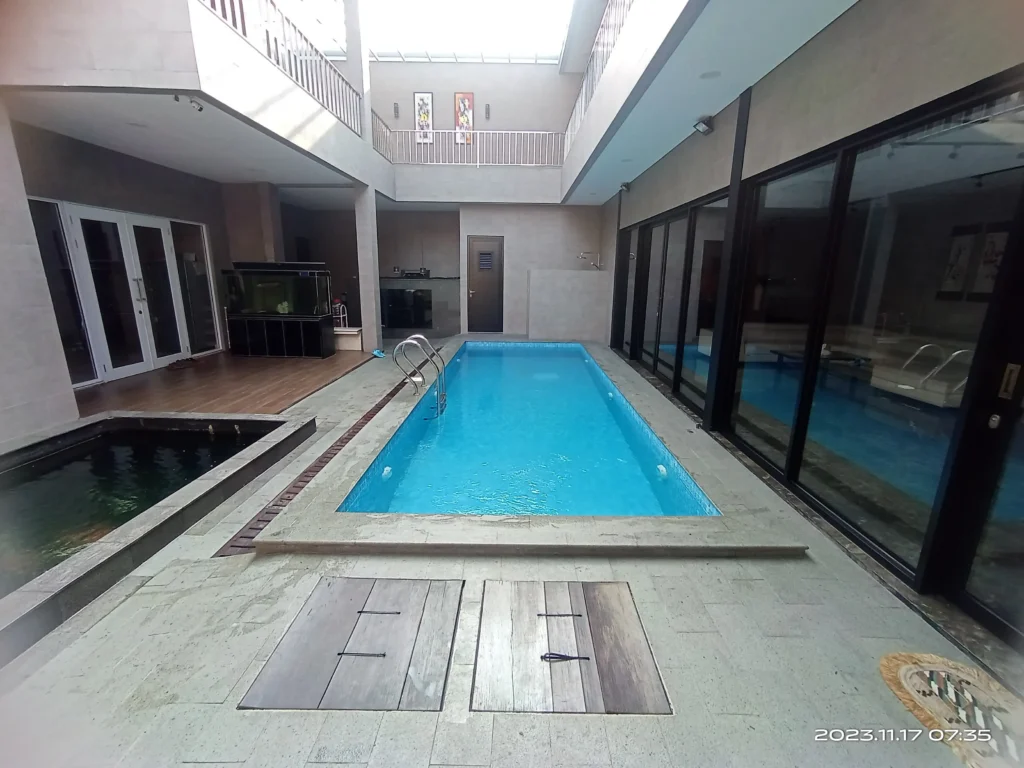 kolam renang harus renovasi